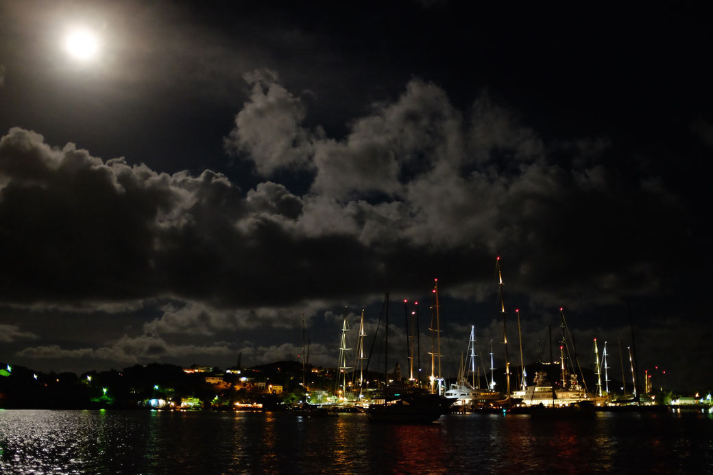 Vollmond über Falmouth Harbour